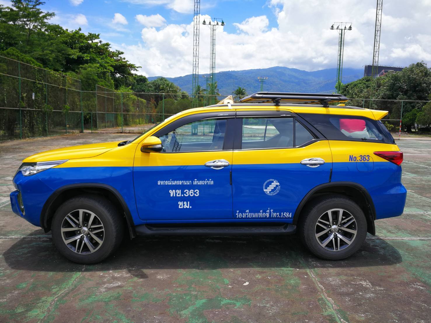 jed yord 出租车   座 suv 户外照片